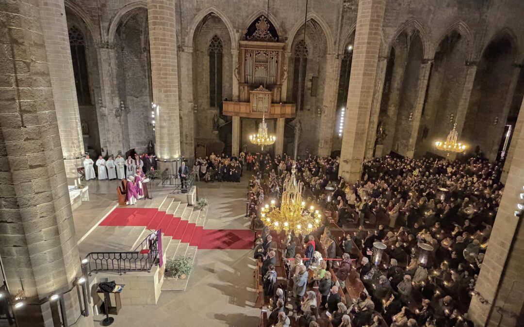 Més de 2.000 persones omplen Santa Maria del Mar a la tradicional Missa Memorial de Mémora